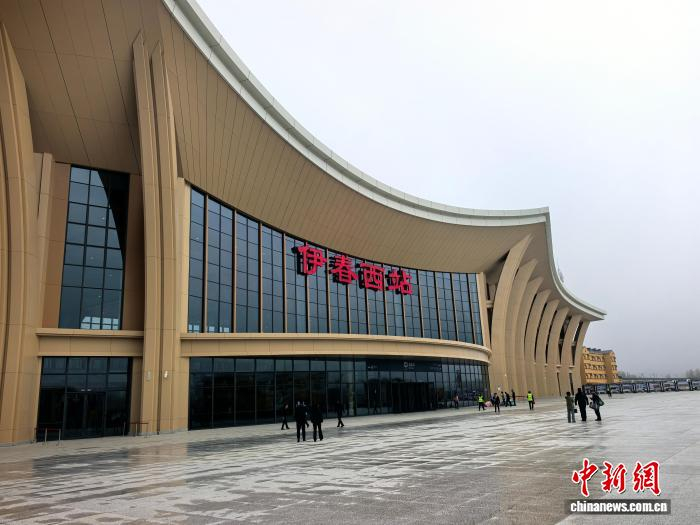 我国最北高铁——哈尔滨至伊春高速铁路正式开通运营，新建伊春西站迎来首批旅客。　史轶夫 摄