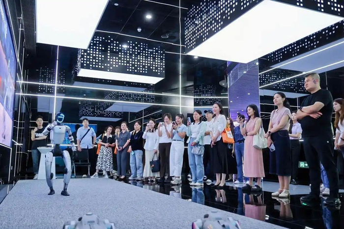 来自全国各地的宣讲员在杭州调研具身智能产业发展。主办方供图