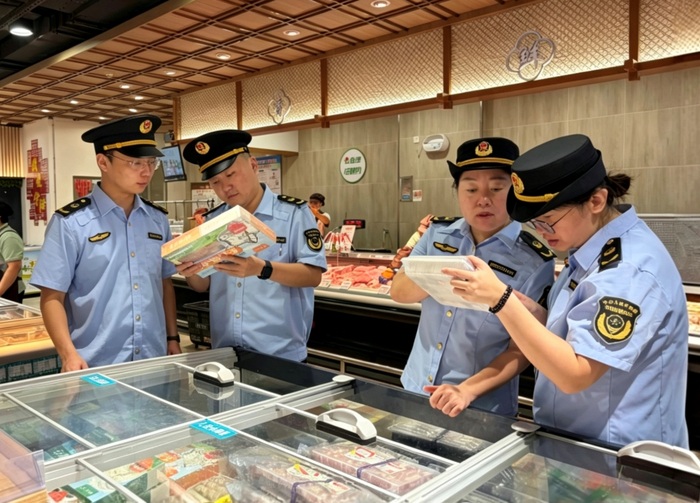 9月28日，执法人员在商场进行市场食品安全检查。