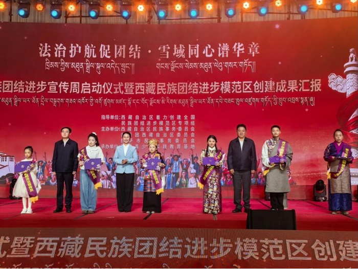 为青少年普法宣传员颁奖