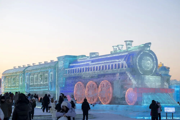 2026年1月5日，游客在哈尔滨冰雪大世界园区游览。新华社记者 张涛 摄