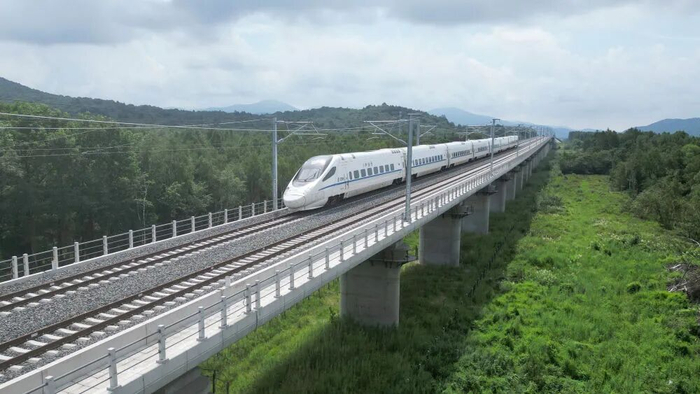 2026年8月6日，哈尔滨至伊春高铁启动按图运行试验。这是哈伊高铁动车组列车行驶在线路上。新华社发（徐率 摄）