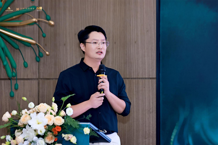            △华辉别墅奢装设计总监李剑分享《华辉别墅奢装·全案设计交付白皮书1.0》内容