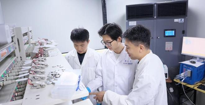 研究团队学生正在进行测试实验。复旦大学 供图