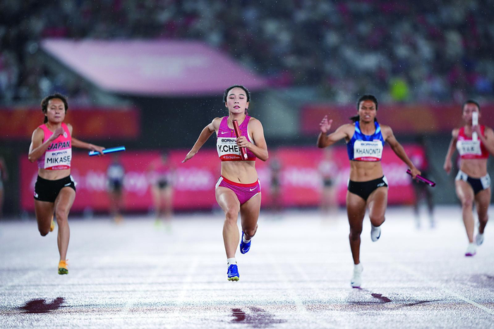     女子4×100米接力中国队夺冠