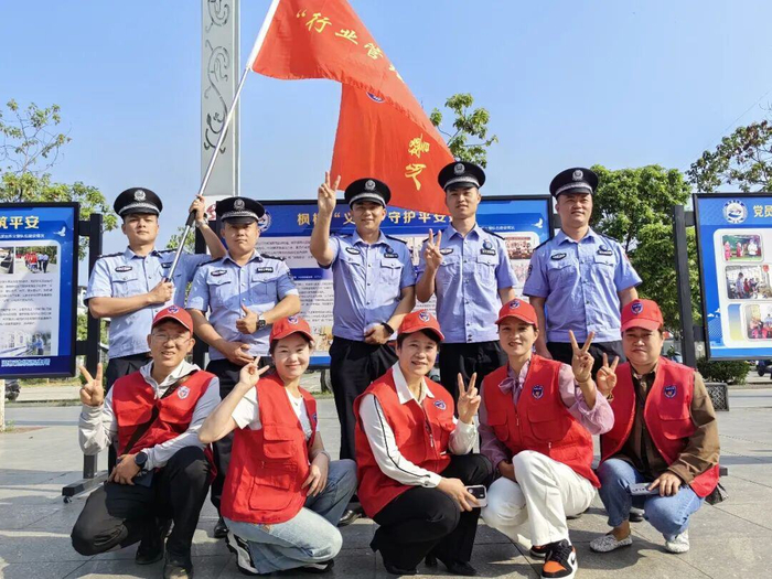 姐勒所民警和义警合影。供图