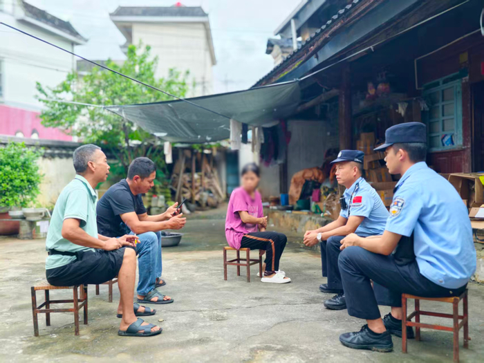 民警到村民家中调解。供图