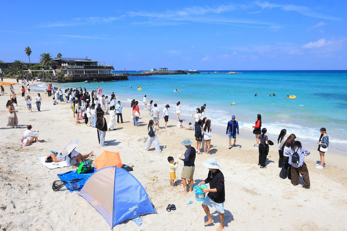 ▲当地时间2026年9月12日，韩国济州岛的游客 图据视觉中国