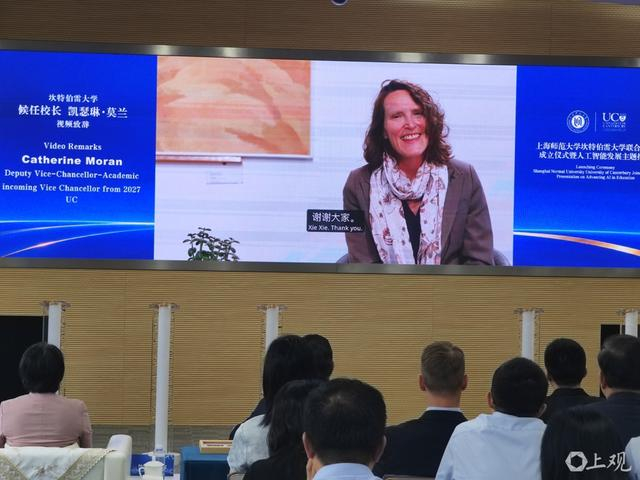 外方候任校长发来视频。徐瑞哲 摄