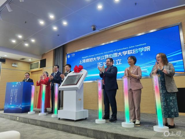两国代表共启新学院。徐瑞哲 摄