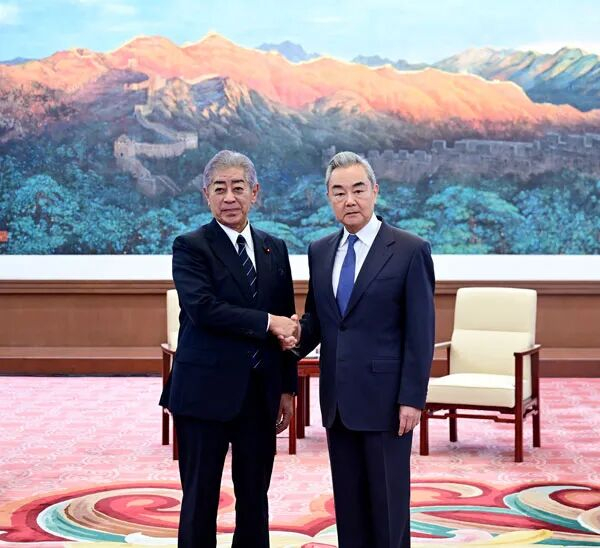 2026年9月28日，中共中央政治局委员、中央外办主任王毅在北京会见日本国际贸易促进协会会长岩屋毅。图源：外交部