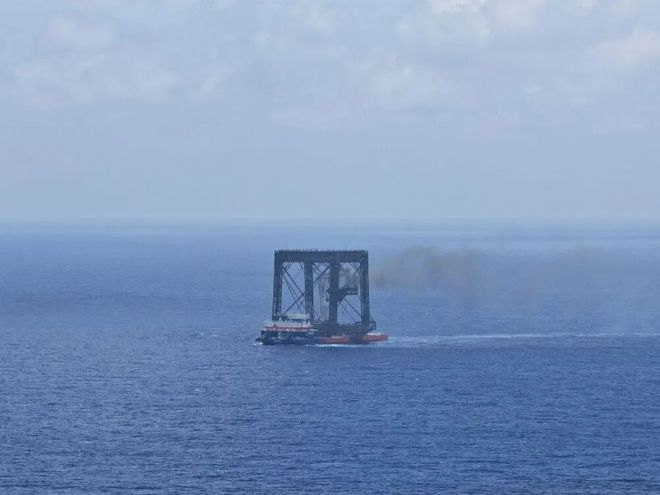 ▲这是海上回收平台通过网系捕获方式成功回收长征十号乙运载火箭一子级（无人机照片）。新华社记者 邢广利 摄