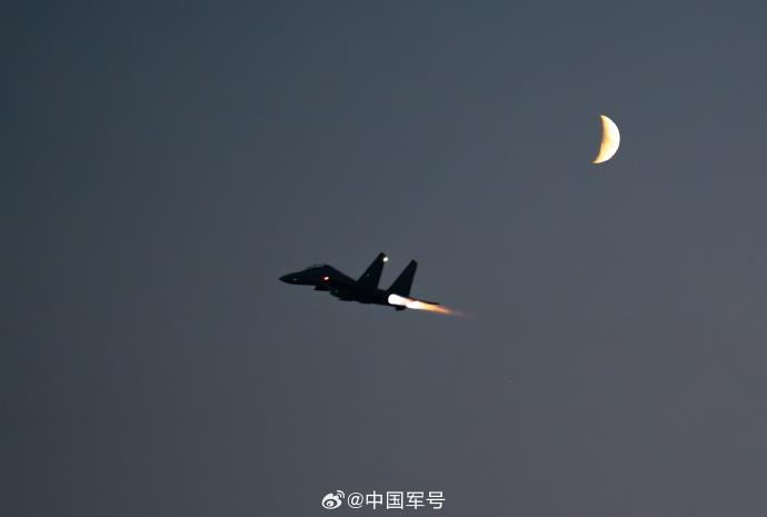 近日，空军航空兵某部聚焦备战打仗核心能力，组织高强度跨昼夜飞行训练，锤炼部队实战能力。（来源：中国军号）