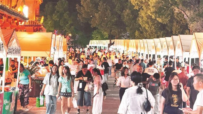游客打卡铜仁市中南门历史文化旅游区。本报记者 黄昕蕊 摄
