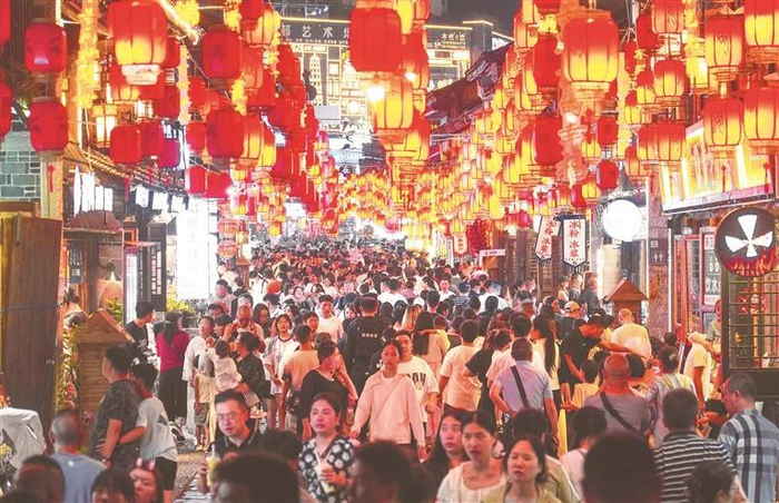 安顺古城流光溢彩。    本报记者 杨曦 摄