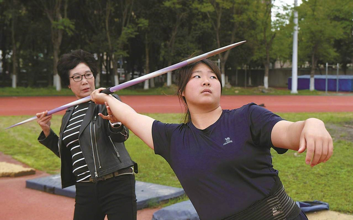 卢秀荣和严子怡。