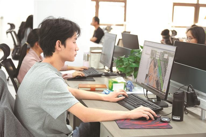 安顺鼎联数据有限公司数据标注师专注工作。  本报记者 杨曦 摄
