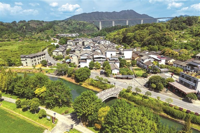 “半条被子”故事的发生地湖南沙洲瑶族村。  本报记者 龙永 摄