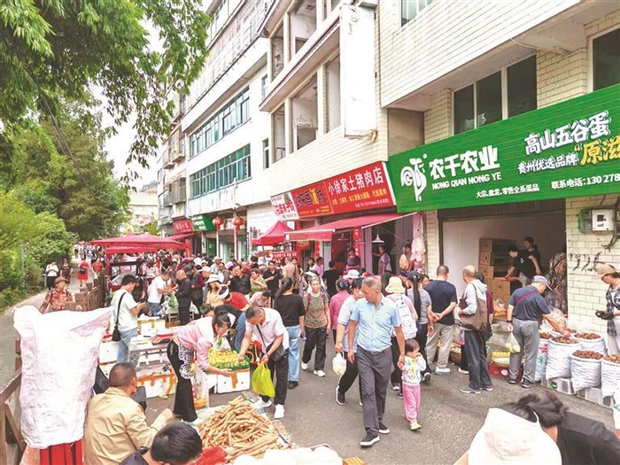 虹山湖早市熙熙攘攘。   本报记者 彭杨 摄