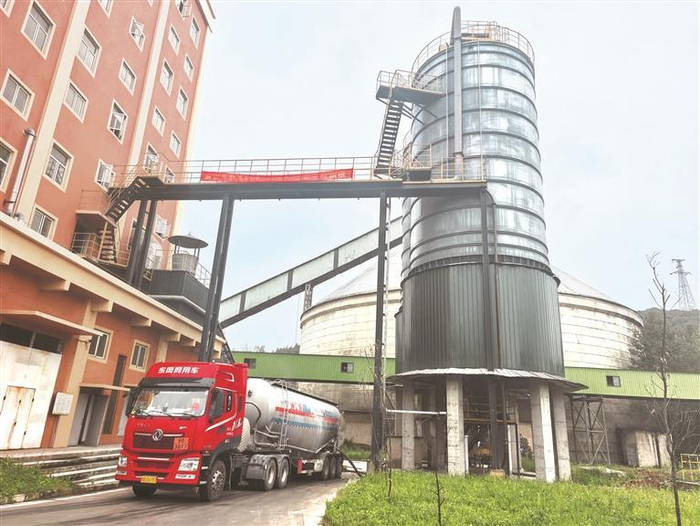 运载飞灰的密封罐车驶入厂区。本报记者 金秋时 摄