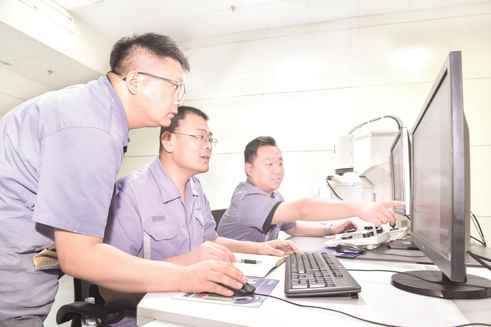         近日，邯钢公司技术研发人员在电镜室对产品进行夹杂物检测分析。    本报记者 李磊 摄    