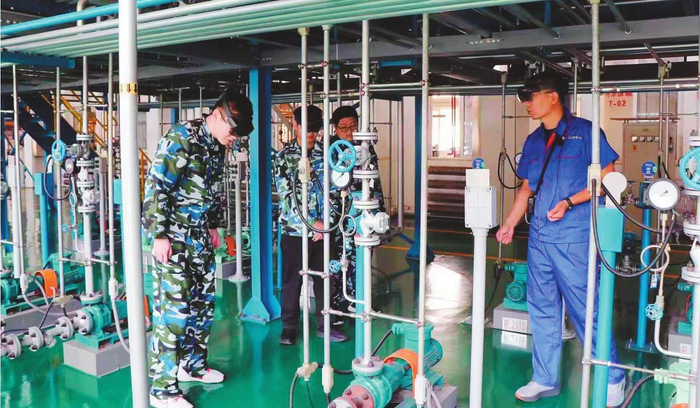 教师和学生戴着VR全息透视眼镜，在实践课堂教学中进行模拟操作。 受访单位供图