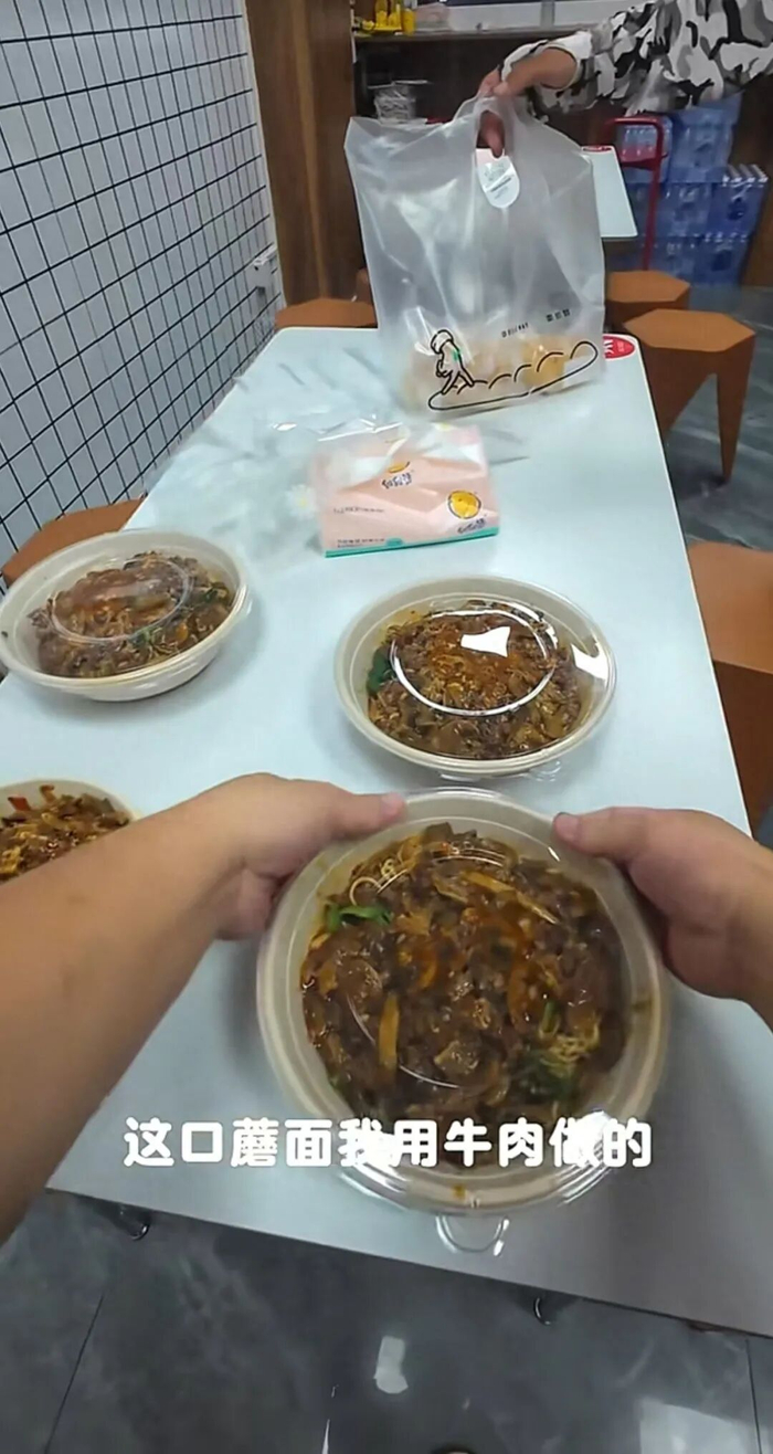 面馆老板将当天剩余的餐品免费送给外卖骑手。图/受访者社交账号