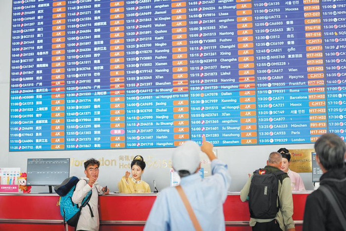 北京首都国际机场T3航站楼，机场服务大使为旅客导引。