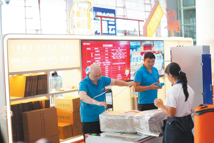 北京首都国际机场T3航站楼，工作人员为旅客打包行李。