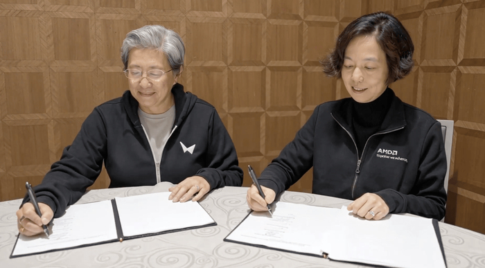 △签约现场两人还交换了外套