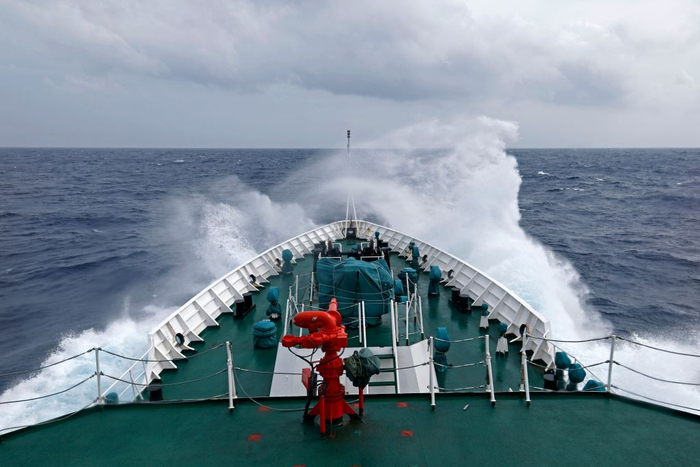   海警海陵舰在南海黄岩岛海域巡航（无人机照片，8月7日摄）。