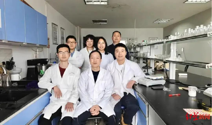 ▲刘继（第一排中间）和团队成员合影