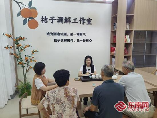 大洋社区干部收集群众诉求。德化县委宣传部 供图