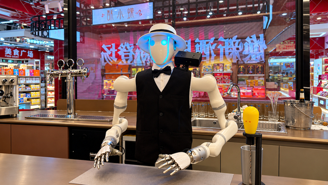 调酒机器人“酒保小一”亮相第一食品南京东路旗舰店。受访者供图