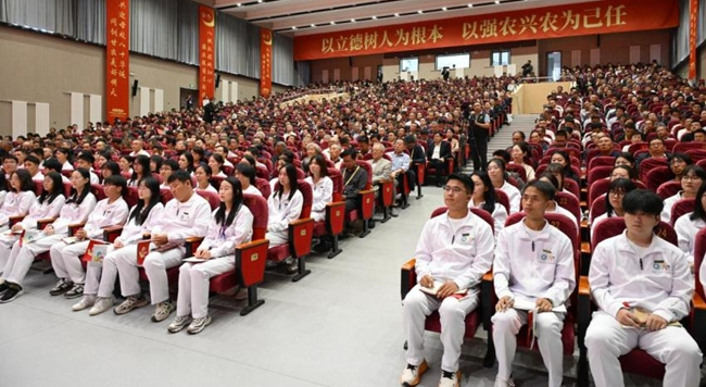 嘉宾及师生代表聆听报告