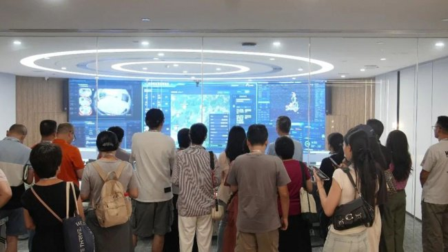 ▲投资者代表参观智慧展厅