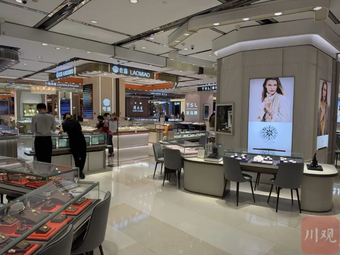 位于商场内的品牌黄金门店，足金零售价集中在1240元/克左右。