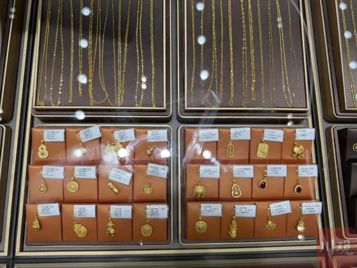 品牌黄金店铺展示的足金饰品。