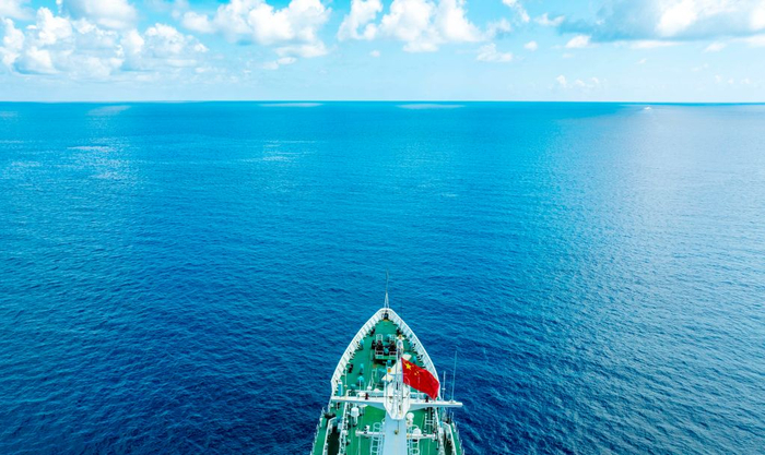   7月8日，海警海陵舰在南海黄岩岛海域巡航（无人机照片）。