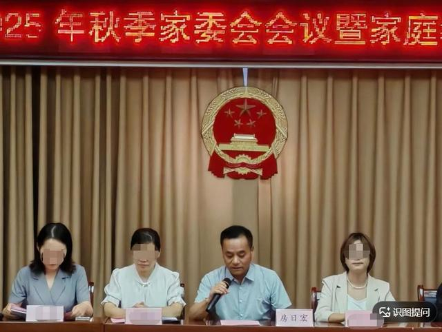 房日宏（右二） 图片来源：蓝田县进校附小（资料图）