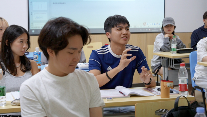 泰国学生李全在课堂上发言/记者拍摄
