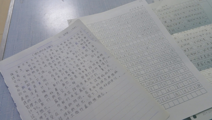 留学生的中文作文作业/记者拍摄