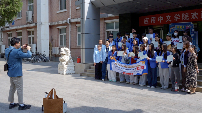 留学生团队来北京语言大学交流/记者拍摄