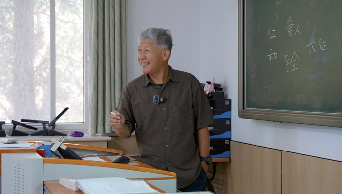 北京语言大学应用中文学院教授刘长征与学生互动/记者拍摄