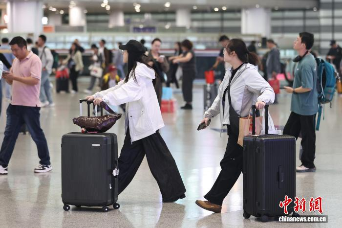 9月30日，江苏南京，旅客们在铁路南京南站出行。中新社记者 泱波 摄