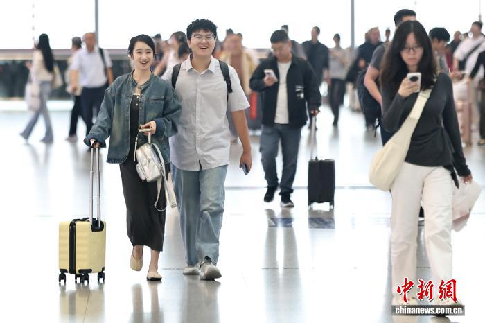 9月30日，江苏南京，旅客们在铁路南京南站出行。中新社记者 泱波 摄 