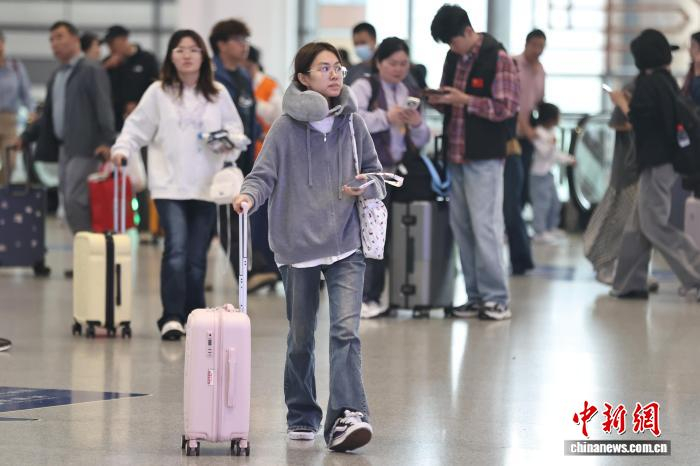 9月30日，江苏南京，旅客们在铁路南京南站出行。中新社记者 泱波 摄 