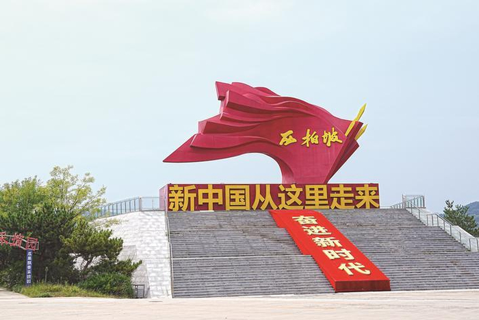 　　西柏坡旗帜雕塑
