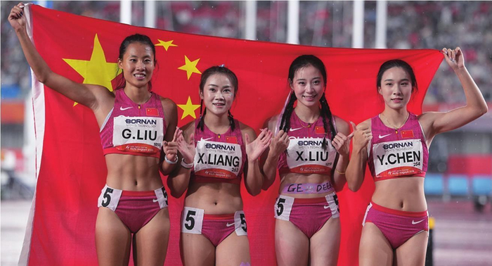         9月28日，中国队选手刘国怡、梁小静、刘峡君和陈妤颉（从左至右）在比赛后庆祝。