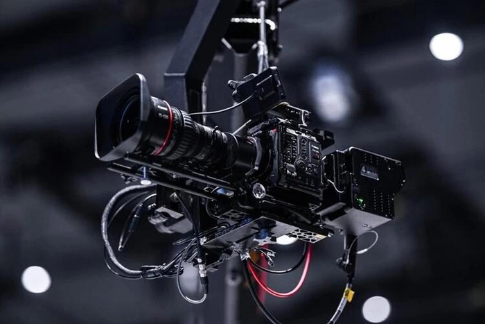 EOS C400搭配讯道化方案，在摇臂上可实现流畅的远程控制